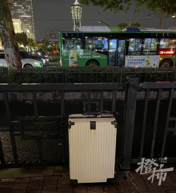 欧洲杯体育提手上还拴着一根拇指粗的密码锁链-万博官网网页版·官方网站 - 登录入口