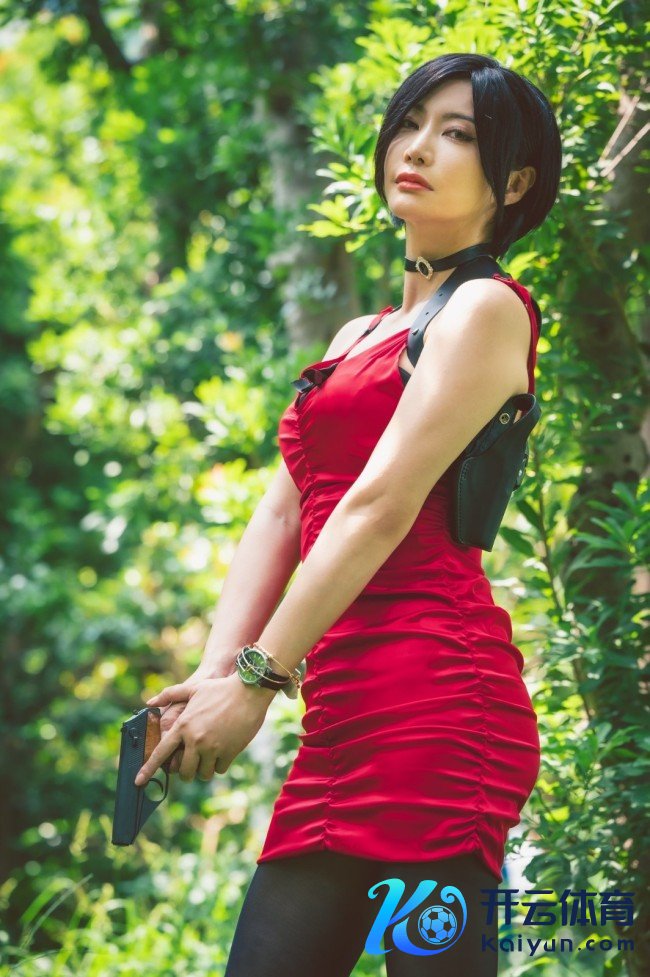 48岁日本漫画家晒生存照 酷似《生化危急》艾达王