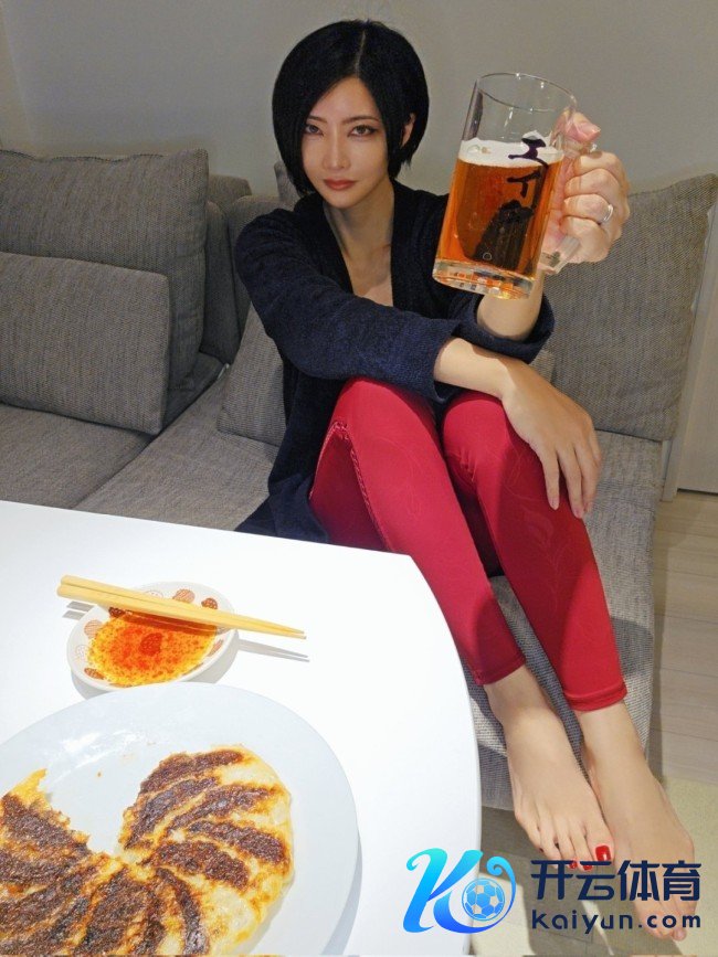 48岁日本漫画家晒生存照 酷似《生化危急》艾达王