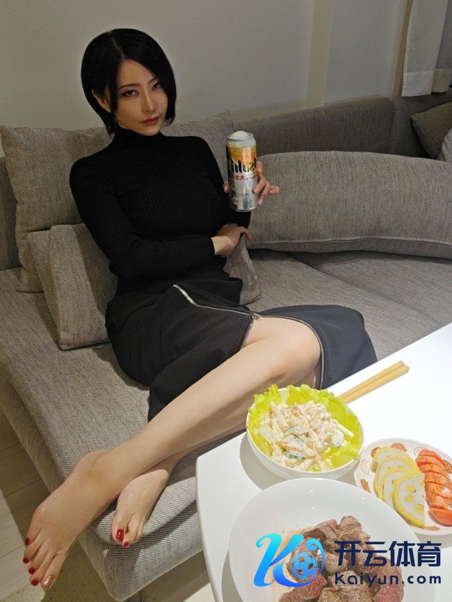 48岁日本漫画家晒生存照 酷似《生化危急》艾达王