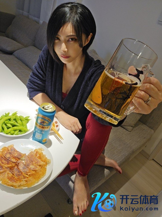 48岁日本漫画家晒生存照 酷似《生化危急》艾达王