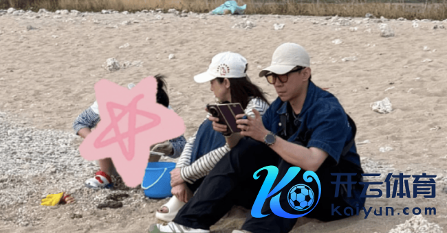 董璇带小酒窝在沙滩握螃蟹 张维伊陪玩形式舒心