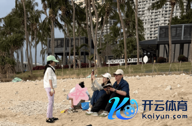 董璇带小酒窝在沙滩握螃蟹 张维伊陪玩形式舒心